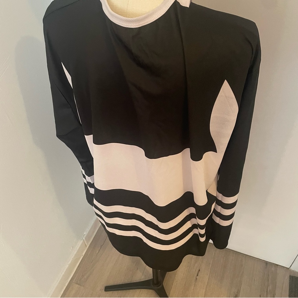 Black and White Southside Hockey Jersey - Picture 2 of 11